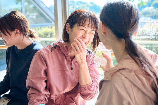 ダンスワークショップの休憩時間に談笑する参加者たち
