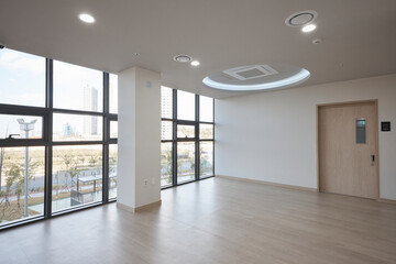 Fototapeta premium Minimal bright room with broad windows and soft white ceiling detail
