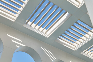 Naklejka premium Upward view of white skylight and curved architectural forms