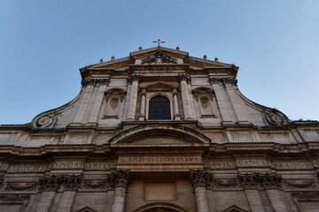Obraz premium Historic basilica facade with columns in warm sunset light