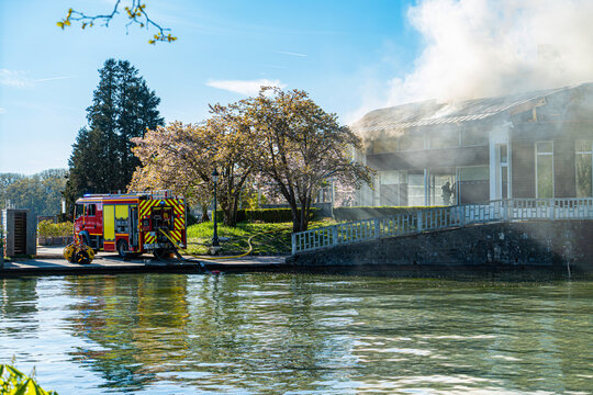 Incendie sur les berges du Lac d'Annecy, Annecy, Haute-Savoie