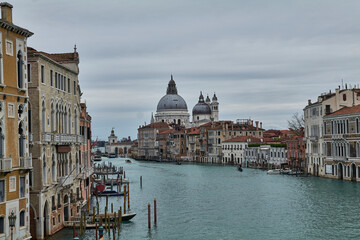 Naklejka premium Wide canal vista with Santa Maria della Salute and Venetian palaces