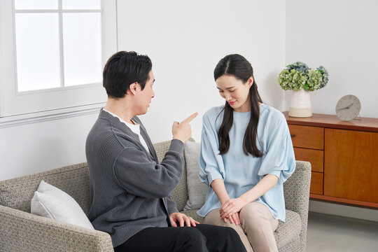 女性にモラハラする男性