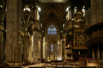Naklejka premium Symmetrical interior view of Duomo di Milano with altar and columns