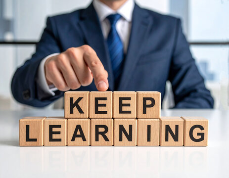 Keep Learning - Geschäftsmann zeigt auf das Wort "Keep Learning"