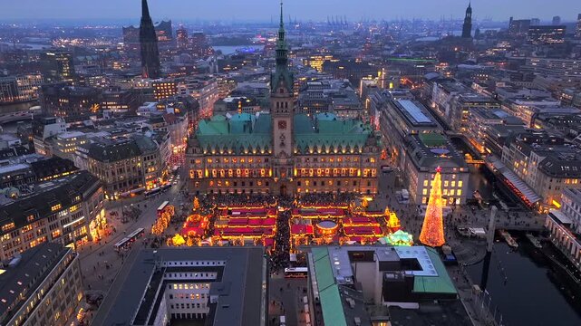 Historic Christmas market on Rathausmarkt in downtown Hamburg, Germany in the evening. Hamburger Weihnachtsmarkt Rathaus