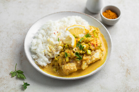 assiette de cabillaud sauce coco curry poireaux et riz basmati