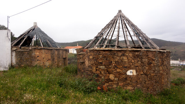 Historisches Rundhaus - palheiro - im Bergdorf Mealha, Serra do Caldeir&atilde;o, Algarve