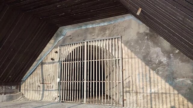 Bagnoli - Galleria di collegamento con la Grotta di Seiano dalla spiaggia di Nisida