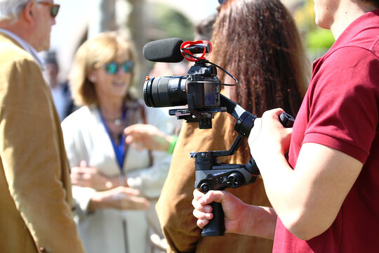 Grabaci&oacute;n de vide&oacute;grafo creador de contenido influencer con estabilizador motorizado de ejes y dispositivo gimbal para grabar con c&aacute;mara m&oacute;vil en v&iacute;deo periodismo profesional con micr&oacute;fono y mando