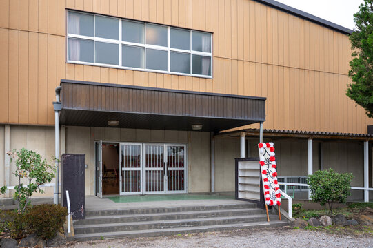 小学校入学式が行われる体育館入口と看板