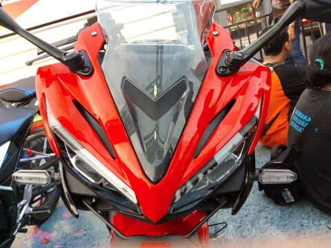 sepeda motor sport dengan fairing ala balap yang kini dilengkapi dengan mesin cc besar dan desain futuristik