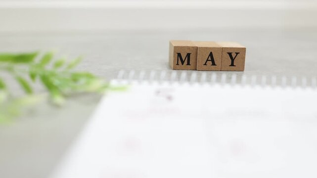 5月のカレンダーと英単語MAYの木製ブロック
