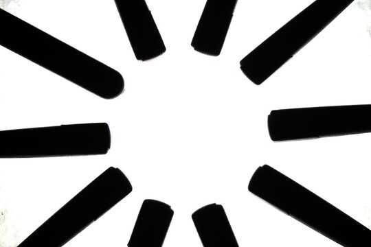 Fondo abstracto minimalista en blanco y negro con patr&oacute;n radial y alto contraste en blanco y negro con dise&ntilde;o radial y alto contraste, minimalista simetrica y fuerte uso del espacio negativo.