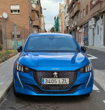 Vista frontal de un autom&oacute;vil Peugeot 208 aparcado en una calle de Madrid, Espa&ntilde;a, 1 de marzo de 2026