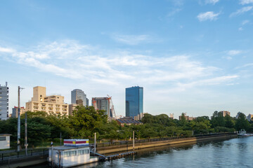 Obraz premium 川沿いの高層ビル群と公園の風景
