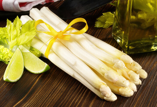 Peeled white Asparagus and Lime