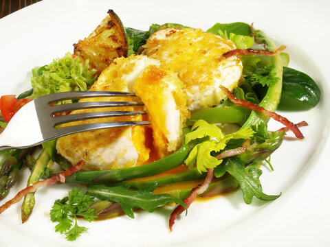 Poached Eggs on Mixed Salad with green Asparagus