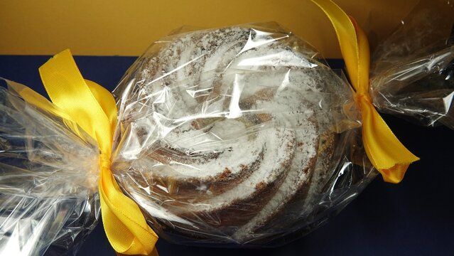 Babka zawinięta w folię oraz ozdobiona ż&oacute;łtymi kokardami