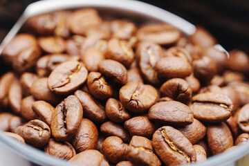 Naklejka premium Fresh coffee beans in a bowl ready for brewing in the morning