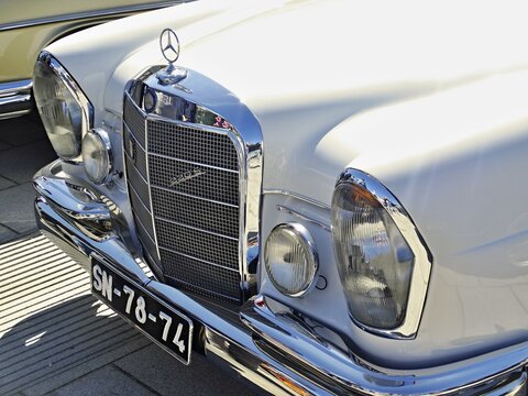 Mercedes-Benz 220 S vintage car front detail