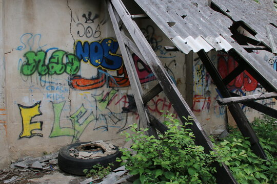 Ruine Lost Place mit Graffiti an den W&auml;nden