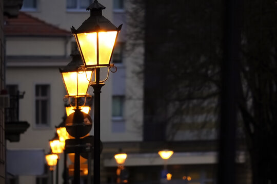 Vintage Stra&szlig;enlaternen leuchten in der Abendd&auml;mmerung
