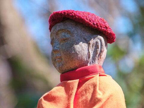 柔和な表情のお地蔵様 Stone Jizo statue with a gentle expression