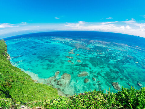 宮古島のエメラルドグリーンの海と青い空(崖の上から撮影)