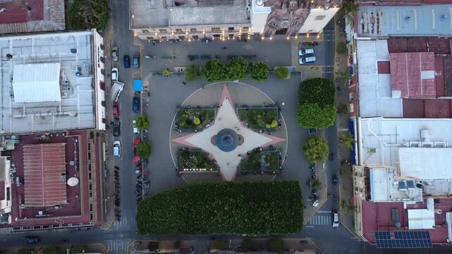 Panor&aacute;mica a&eacute;rea del jard&iacute;n central en forma de estrella con quiosco hist&oacute;rico en Atotonilco el Alto Jalisco M&eacute;xico