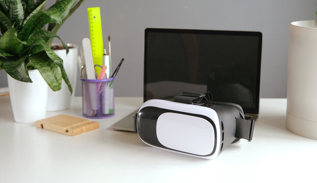 Computer with blank screen and virt ual reality glasses with headphones