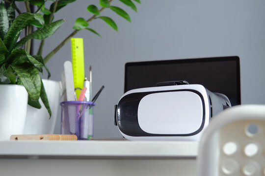 Computer with blank screen and virt ual reality glasses with headphones