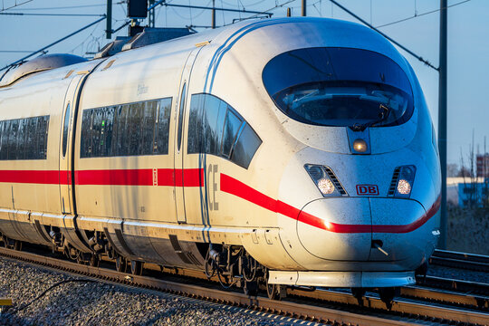 Ein ICE 3 der Deutschen Bahn f&auml;hrt aus Berlin kommend auf der Strecke zwischen Erlangen und F&uuml;rth in Richtung N&uuml;rnberg und M&uuml;nchen. 