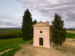 Obraz premium Cappella della Madonna di Vitaleta among cypress trees in Tuscany, Italy.