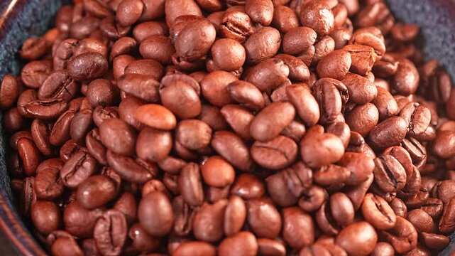 Kaffebohnen werden in Beh&auml;lter gef&uuml;llt