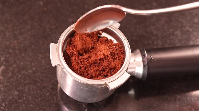 Kaffepulver wird in den Portafilter gef&uuml;llt