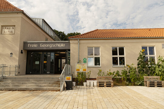 Freie Georgschule building entrance with greenery and modern design