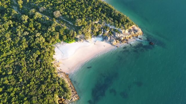 drone shot praia dos coelhos em arrabida portugal