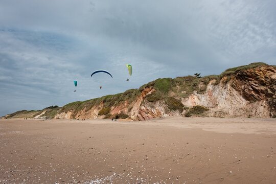Vol en parapente au-dessus de la plage et des falaises de Saint-Brevin-les-Pins