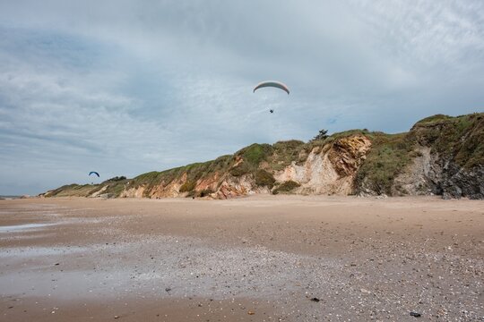 Vol en parapente au-dessus de la plage et des falaises de Saint-Brevin-les-Pins