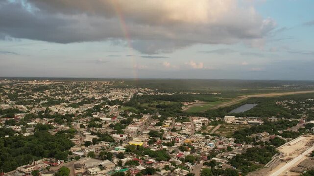 Arcoiris en el cielo de ciudad 