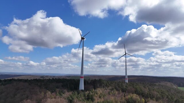 Windkraftanlage im Odenwald