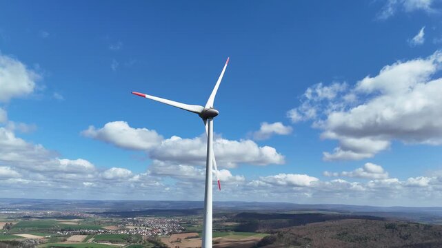 Windkraftanlage im Odenwald