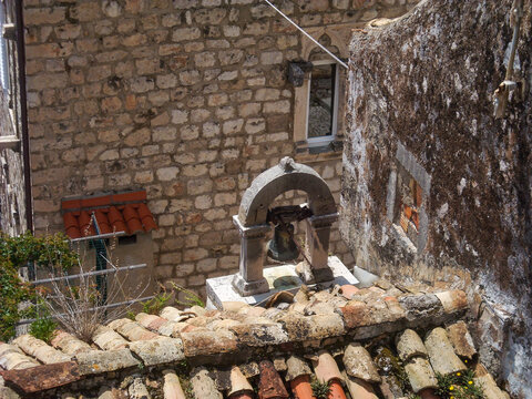 Ancienne cloche en bronze dans un clocher-mur en pierre au c&oelig;ur de la vieille ville de Dubrovnik, Croatie
