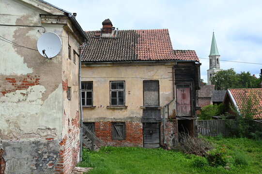 Sanierungsbed&uuml;rftige Altstadth&auml;user in Kuldiga in Lettland