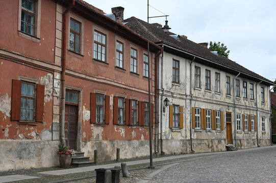 Sanierungsbed&uuml;rftige Altstadth&auml;user in Kuldiga in Lettland