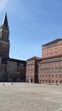 Kieler Rathausplatz mit Rathausturm und Opernhaus 