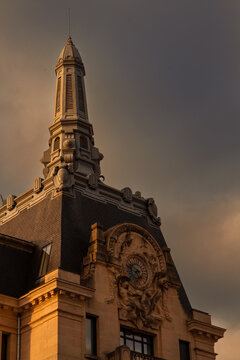 Pointe de cath&eacute;drale au coucher de soleil &ndash; architecture historique et lumi&egrave;re dor&eacute;e