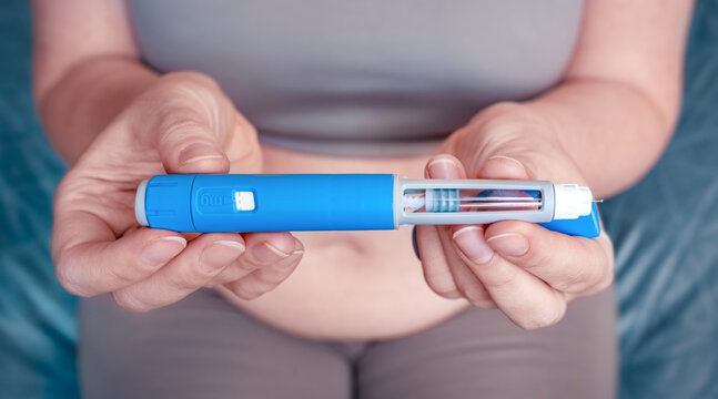 woman injecting a GLP-1 weight loss medication into belly fat