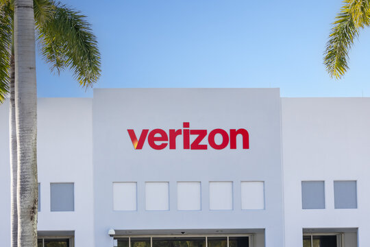 Verizon store building exterior with palm trees in Miami, Florida.
